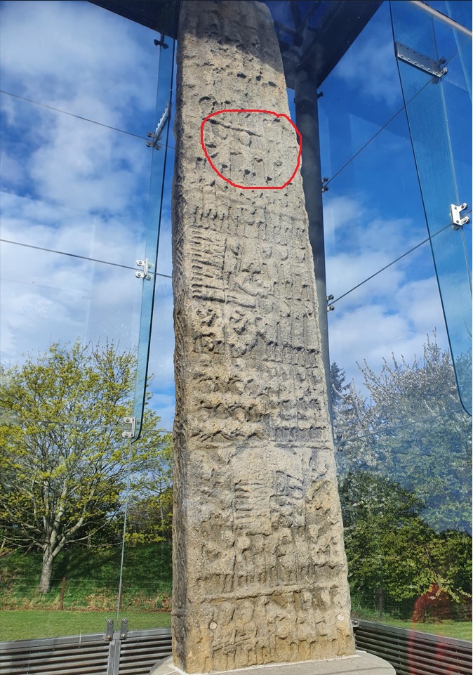Sueno’s Stone battle scenes, with central king-like figure circled in red.
